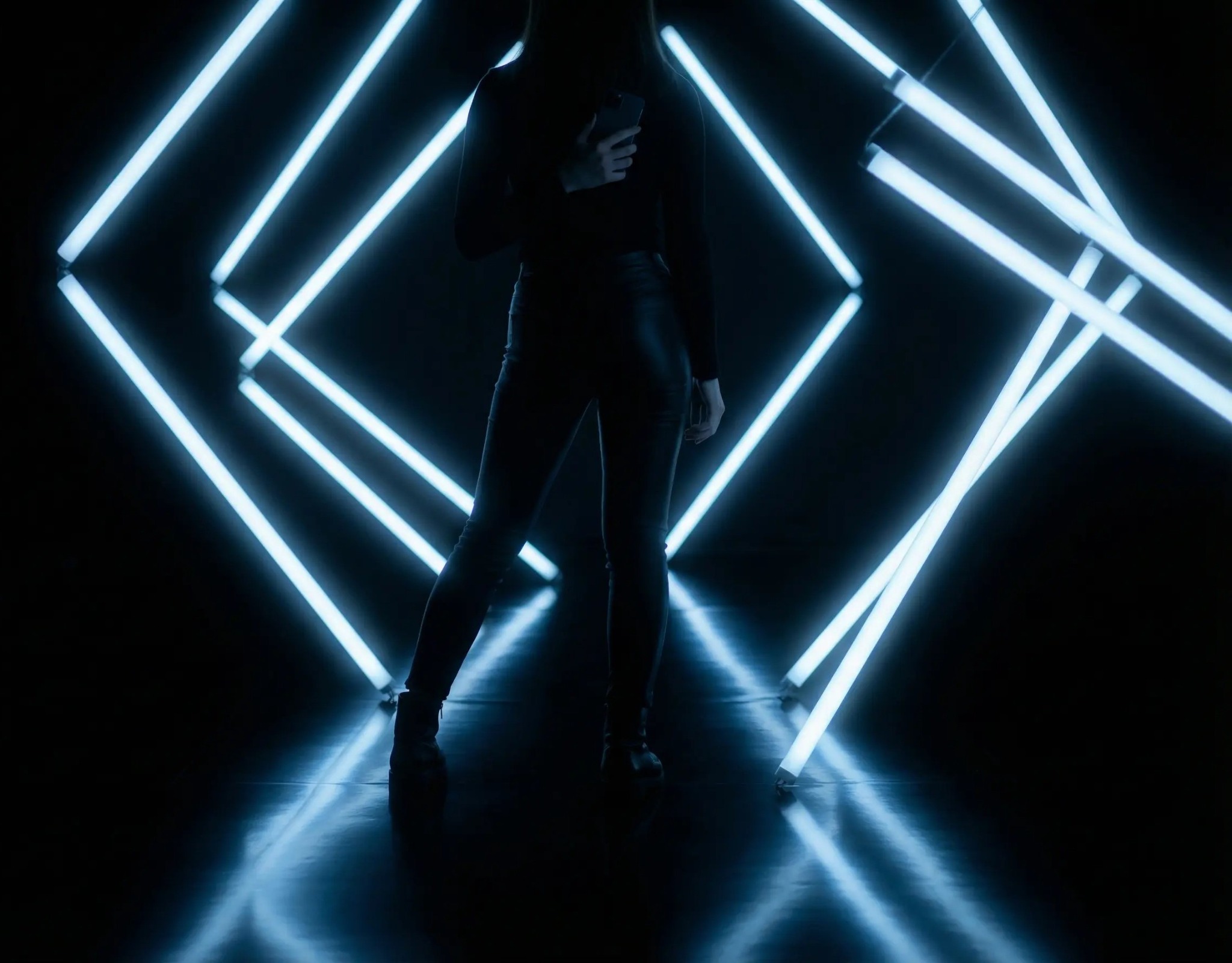 Silhouette féminine dans un univers néon sombre